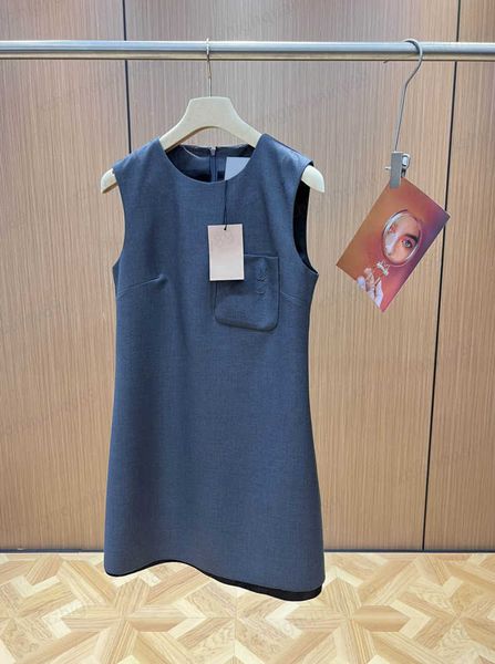 designer dresses miu 2023ss smoky gray blazer fabric sleeveless casual dress letters logo embroidered pocket decoration summer dresses for w, Black;gray
designer dresses miu 2023ss smoky gray blazer fabric sleeveless casual dress letters logo embroidered pocket decoration summer dresses for w, Black;gray