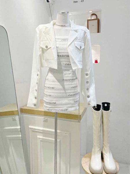 salt style light cooked small fragrant style with a high-end sense of temperament showing a thin white coat and dress two-pieces, Black;gray
salt style light cooked small fragrant style with a high-end sense of temperament showing a thin white coat and dress two-pieces, Black;gray