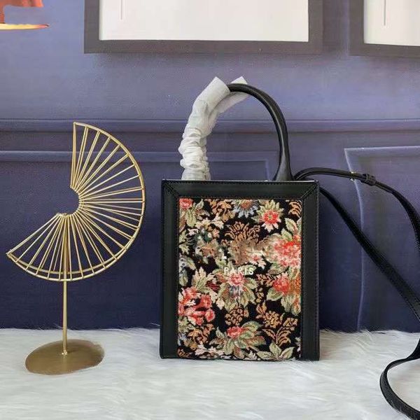 the new designer bag pattern black mini and vertical handbags are adjustable and detachable
the new designer bag pattern black mini and vertical handbags are adjustable and detachable