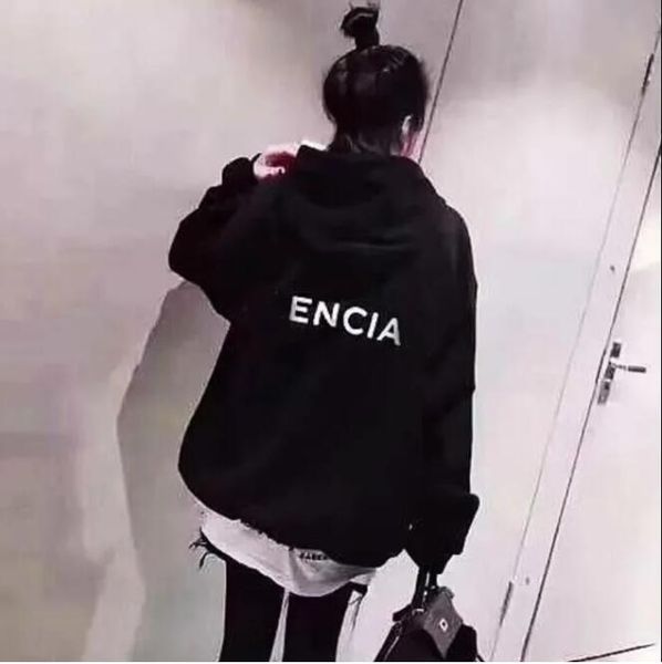 autumn 2023 paris fashion mens hoodie designer highend pure cotton 4 colors mixed match womens sweatshirt large size, Black
autumn 2023 paris fashion mens hoodie designer highend pure cotton 4 colors mixed match womens sweatshirt large size, Black