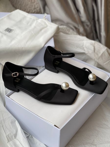shoes women toteme the pearl flats black toteme flat sandals accented with an elegant faux pearl at the toe strap cotton-silk satin and leat
shoes women toteme the pearl flats black toteme flat sandals accented with an elegant faux pearl at the toe strap cotton-silk satin and leat