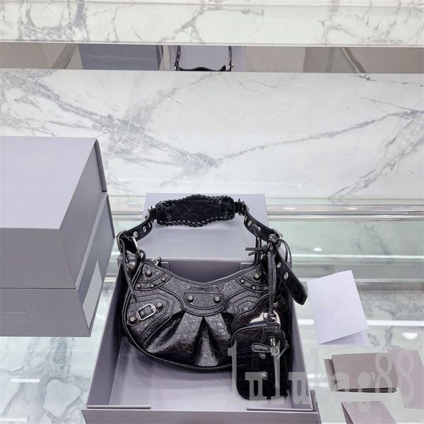 le cagole designer bags luxury handbag leathers retro mini lady sac mini mirrors men popular vintage versatile heart vanguard handbag orname
le cagole designer bags luxury handbag leathers retro mini lady sac mini mirrors men popular vintage versatile heart vanguard handbag orname