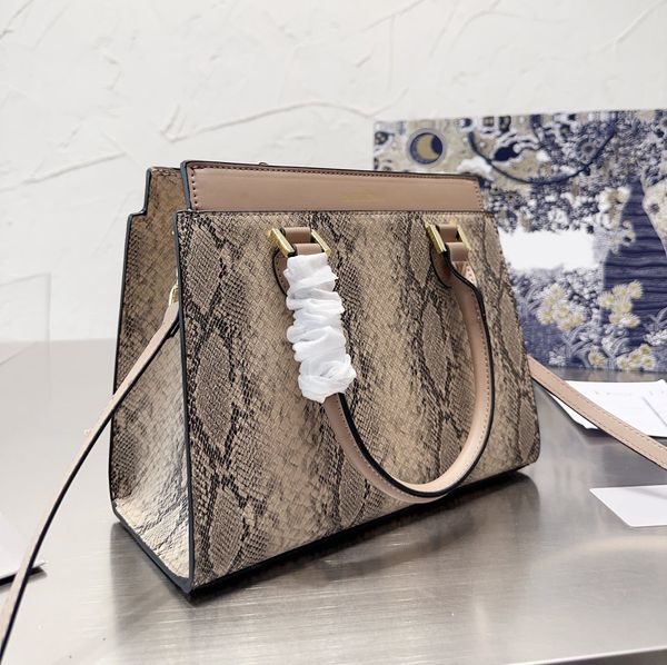 luxury handbags new design women totes fashion cross body bags 26 x 22cm
luxury handbags new design women totes fashion cross body bags 26 x 22cm