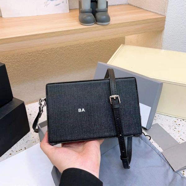 2023 mens designer bag crossbody bag leather camera shoulder bags luxury purse fashion flaps black cross body print letter 5a
2023 mens designer bag crossbody bag leather camera shoulder bags luxury purse fashion flaps black cross body print letter 5a
