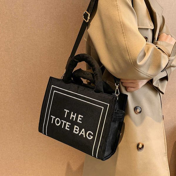 2023 fashion handbag plush tote new trend commuter handbag large capacity crossbody bag for women
2023 fashion handbag plush tote new trend commuter handbag large capacity crossbody bag for women