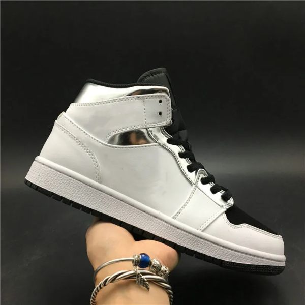 2023 jumpman 1 mid alternate think 16 white metallic silver black deisgner basketball shoes come with box size36-46
2023 jumpman 1 mid alternate think 16 white metallic silver black deisgner basketball shoes come with box size36-46