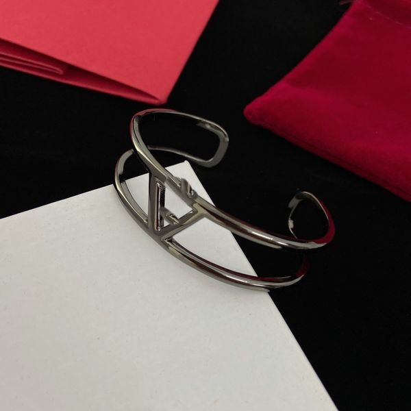 fashionable and stylish women's letter bracelet with special design for jewelry party gifts, Golden;silver
fashionable and stylish women's letter bracelet with special design for jewelry party gifts, Golden;silver