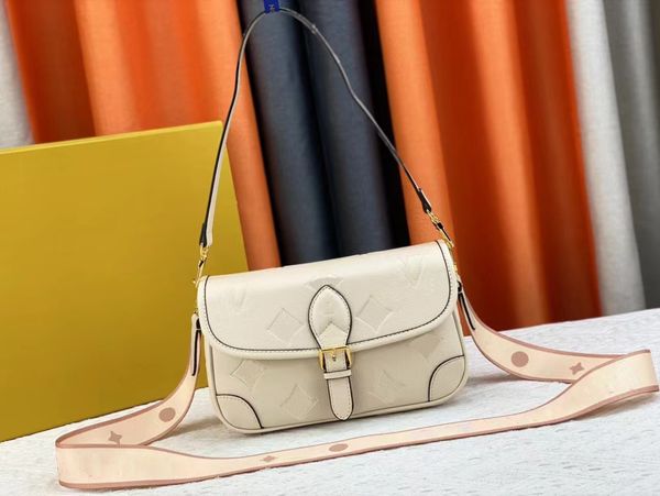 fashion designer lady handbag shoulder bag luxury lady italic classic flower full-leather embossed baguette series new diane handbag 46386-1
fashion designer lady handbag shoulder bag luxury lady italic classic flower full-leather embossed baguette series new diane handbag 46386-1