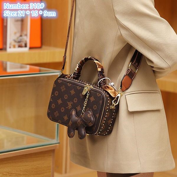 factory wholesale ladies shoulder bags 4 colors elegant printing retro handbag street fashion ribbon mobile phone bag cartoon pendant fashio
factory wholesale ladies shoulder bags 4 colors elegant printing retro handbag street fashion ribbon mobile phone bag cartoon pendant fashio