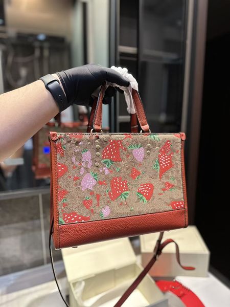 2023 fashion onthego pm women luxurys designers bags embossing monograms genuine leather lady handbags messenger cros
2023 fashion onthego pm women luxurys designers bags embossing monograms genuine leather lady handbags messenger cros