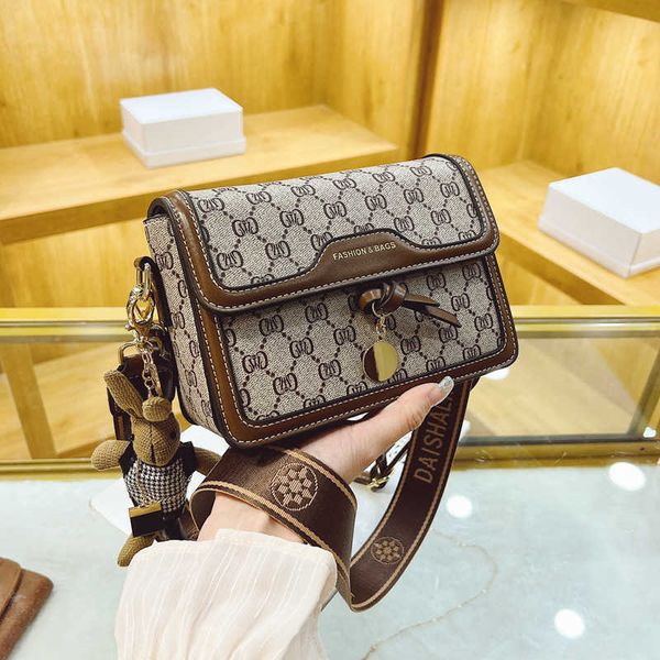 2023 fashion hand online celebrity high-end printed new trend fashion casual crossbody versatile one shoulder small square bag
2023 fashion hand online celebrity high-end printed new trend fashion casual crossbody versatile one shoulder small square bag