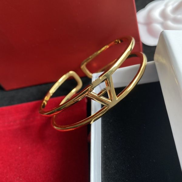 designers design stylish and atmospheric women's letter bracelets with special designs for jewelry party gifts, Golden;silver
designers design stylish and atmospheric women's letter bracelets with special designs for jewelry party gifts, Golden;silver