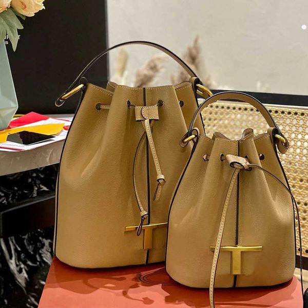 luxury bucket bag autumn and winter new t-shaped vegetable basket handbag small design commuter one shoulder crossbody 0510
luxury bucket bag autumn and winter new t-shaped vegetable basket handbag small design commuter one shoulder crossbody 0510