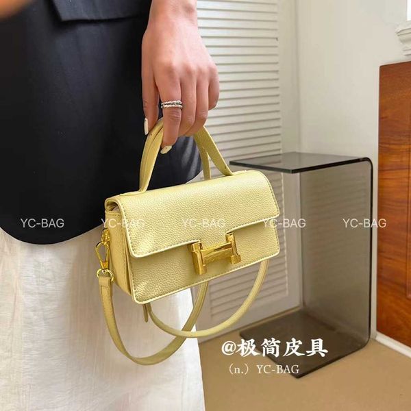 2023 handbag handheld french stick shoulder h buckle crossbody new fashion niche live women's bag versatile
2023 handbag handheld french stick shoulder h buckle crossbody new fashion niche live women's bag versatile
