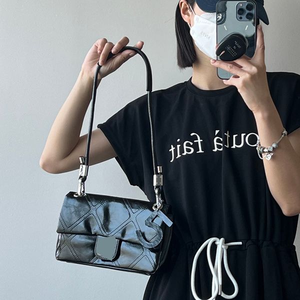 classic vintage oil wax leather underarm bags black white calfskin bicolore quilted round leather strap shoulder handbags phone holder outdo
classic vintage oil wax leather underarm bags black white calfskin bicolore quilted round leather strap shoulder handbags phone holder outdo