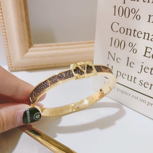 new style bracelets women bangle designer letter jewelry faux leather 18k gold plated stainless steel wristband cuff fashion jewelry accesso, Black
new style bracelets women bangle designer letter jewelry faux leather 18k gold plated stainless steel wristband cuff fashion jewelry accesso, Black