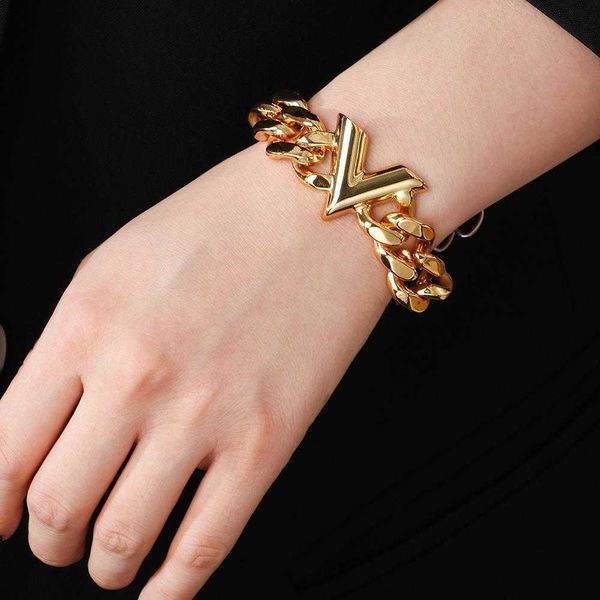 qinuo pu leather bracelet letter v metal chain personality fashion light couple, Black
qinuo pu leather bracelet letter v metal chain personality fashion light couple, Black