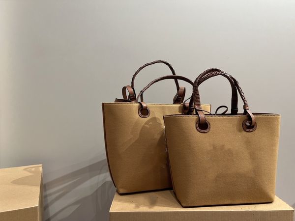 new genuine leather handbag with large capacity tote bag, fashionable european and american style commuting women's bag, the latest mod
new genuine leather handbag with large capacity tote bag, fashionable european and american style commuting women's bag, the latest mod