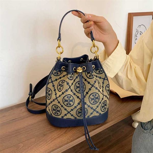 32% 2023 handbag women's autumn/winter new one shoulder diagonal straddle fashion versatile bucket retro texture handheld bag
32% 2023 handbag women's autumn/winter new one shoulder diagonal straddle fashion versatile bucket retro texture handheld bag