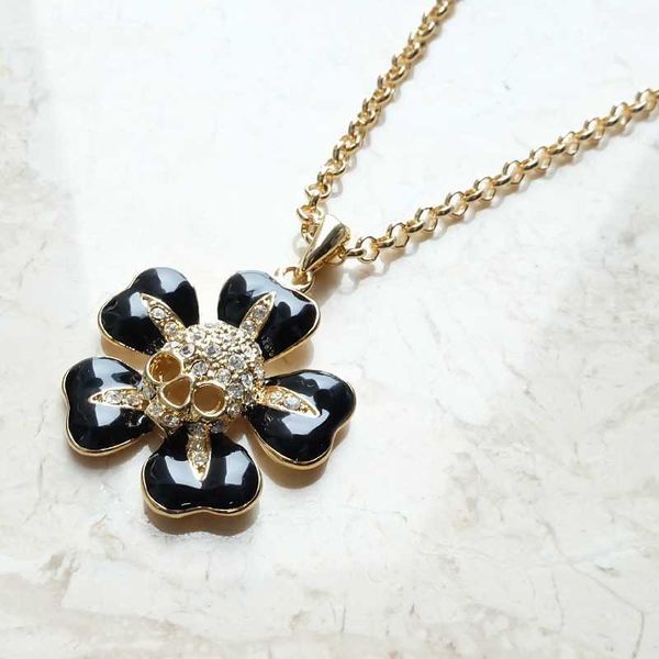 high version western empress dowager vivienne slightly installs a five petal flower baked enamel skeleton necklace which is popular on the i, Silver
high version western empress dowager vivienne slightly installs a five petal flower baked enamel skeleton necklace which is popular on the i, Silver