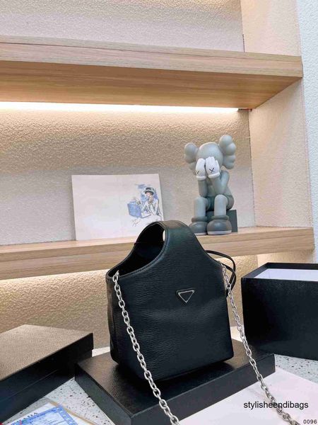 designer bags shoulder bags 2023 p-brand 18*16cm luxury designer high-qulity handbag fashion shoulder messenger basket bag
designer bags shoulder bags 2023 p-brand 18*16cm luxury designer high-qulity handbag fashion shoulder messenger basket bag