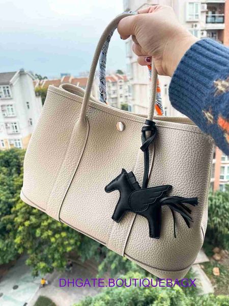 original edition designer hremm party garden bags online store 2023 new leather womens bag with one shoulder diagonal cross tote versatile g
original edition designer hremm party garden bags online store 2023 new leather womens bag with one shoulder diagonal cross tote versatile g