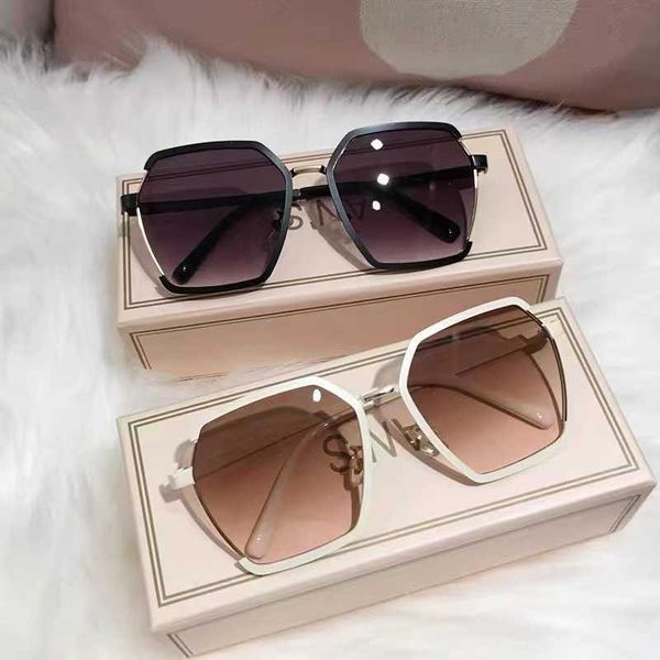 frames 2023 selling for women with metal large frame glasses korean version high-end gradually changing color uv resistant sunglasses, White;black
frames 2023 selling for women with metal large frame glasses korean version high-end gradually changing color uv resistant sunglasses, White;black