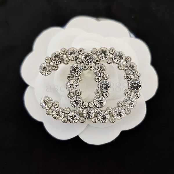 Tops Designer Brooch Womens Mens Pins Brooches Designer Pin Dress Pins For Lady Wedding Party Jewerlry Accessories Gifts
Tops Designer Brooch Womens Mens Pins Brooches Designer Pin Dress Pins For Lady Wedding Party Jewerlry Accessories Gifts