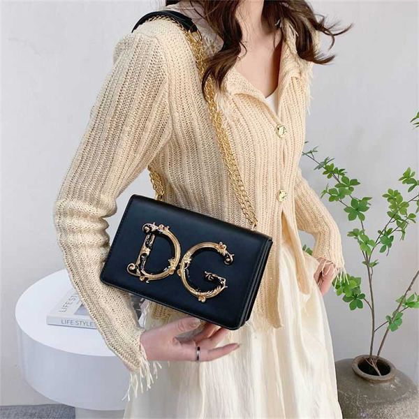 2023 fashion hand for women new diamond inlaid letter small square versatile chain casual one shoulder crossbody bag
2023 fashion hand for women new diamond inlaid letter small square versatile chain casual one shoulder crossbody bag