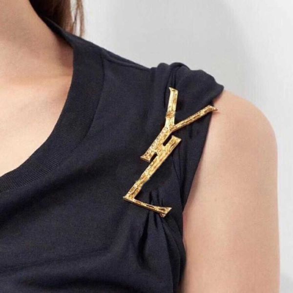 luxury fashion brooches designer men womens pins brand gold letter brooch pin suit dress pins for lady specifications designer jewelry 4 7cm, Gray
luxury fashion brooches designer men womens pins brand gold letter brooch pin suit dress pins for lady specifications designer jewelry 4 7cm, Gray
