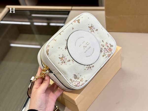 fashion luxury bag women's shoulder bag designer bag fragrant bree crossbody bag low key and simple gift box
fashion luxury bag women's shoulder bag designer bag fragrant bree crossbody bag low key and simple gift box