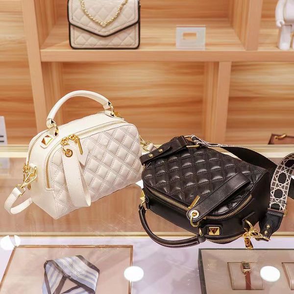 luxury designer woman bag shoulder bags handbag leather quality fashion lady purse diamond checkered chain flap diagonal cross bag mini mode
luxury designer woman bag shoulder bags handbag leather quality fashion lady purse diamond checkered chain flap diagonal cross bag mini mode