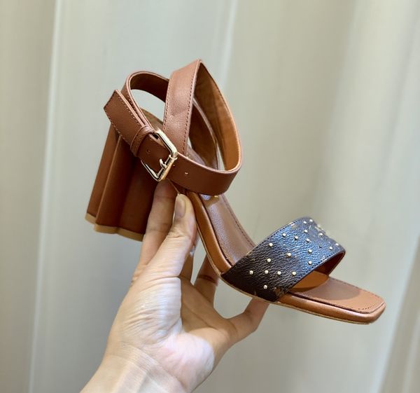 sandal rivet stitching leather high heel sandal classic pattern summer vacation beach size 35-42, Black
sandal rivet stitching leather high heel sandal classic pattern summer vacation beach size 35-42, Black