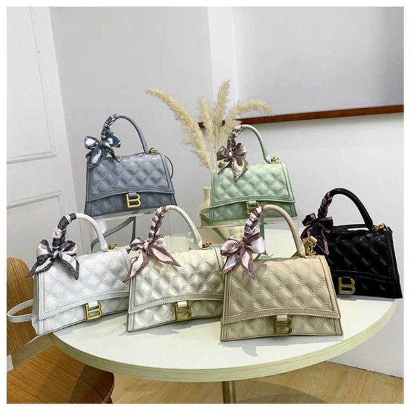 27% off 2023 handbag women's new korean fashion one shoulder diagonal straddle small square lingge embroidery thread chain underarm bag
27% off 2023 handbag women's new korean fashion one shoulder diagonal straddle small square lingge embroidery thread chain underarm bag