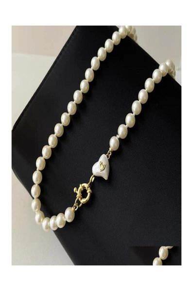 chokers famous british designer pearl necklace choker chain letterv pendant 18k gold plated 925 sier titanium jewelry for women me1631780, Golden;silver
chokers famous british designer pearl necklace choker chain letterv pendant 18k gold plated 925 sier titanium jewelry for women me1631780, Golden;silver