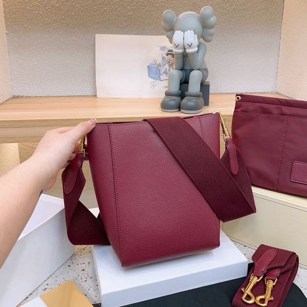 bucket bag designer bag luxurys handbag women new designers bags fashion classic solid color handbags crossbody with coin purse
bucket bag designer bag luxurys handbag women new designers bags fashion classic solid color handbags crossbody with coin purse