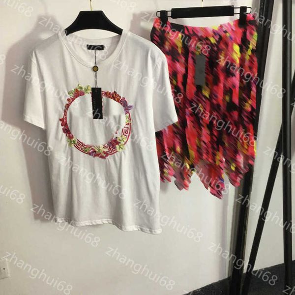 23ss womens designer clothing skirt set embroidered portrait short sleeve t-shirt floral print irregular pleated short half skirt sets women, White
23ss womens designer clothing skirt set embroidered portrait short sleeve t-shirt floral print irregular pleated short half skirt sets women, White