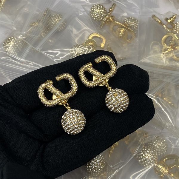 women's fashion valentinoity designer earrings white pearl minimalist style earrings stud, Golden;silver
women's fashion valentinoity designer earrings white pearl minimalist style earrings stud, Golden;silver