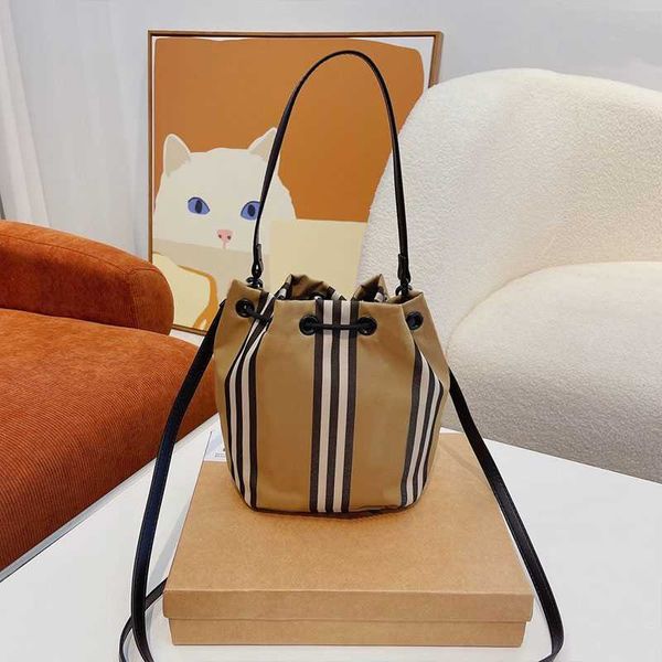 bucket classic drawstring nylon lady vertical stripe handbag tote burbreryes purse bag detachable leather handle shoulder strap letters wome
bucket classic drawstring nylon lady vertical stripe handbag tote burbreryes purse bag detachable leather handle shoulder strap letters wome