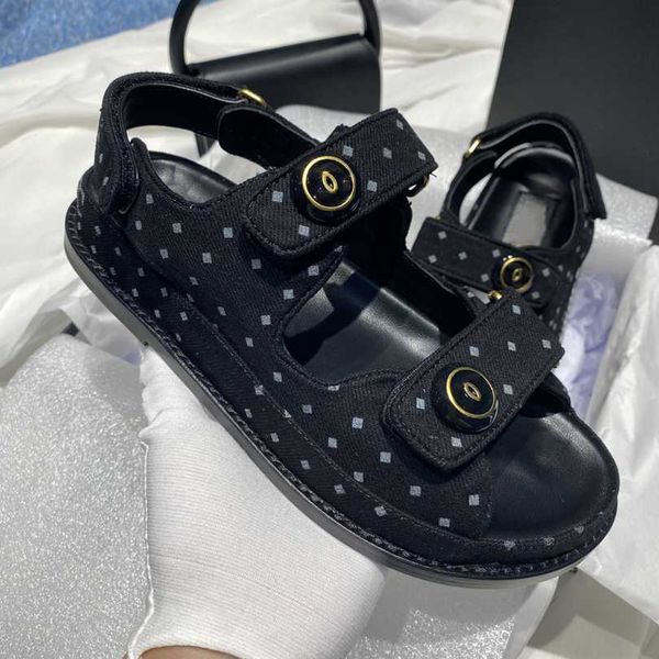 2023 designer beach shoes channel coachs luxury cc women's classic flat sandals summer slide fashion leather slippers x35
2023 designer beach shoes channel coachs luxury cc women's classic flat sandals summer slide fashion leather slippers x35