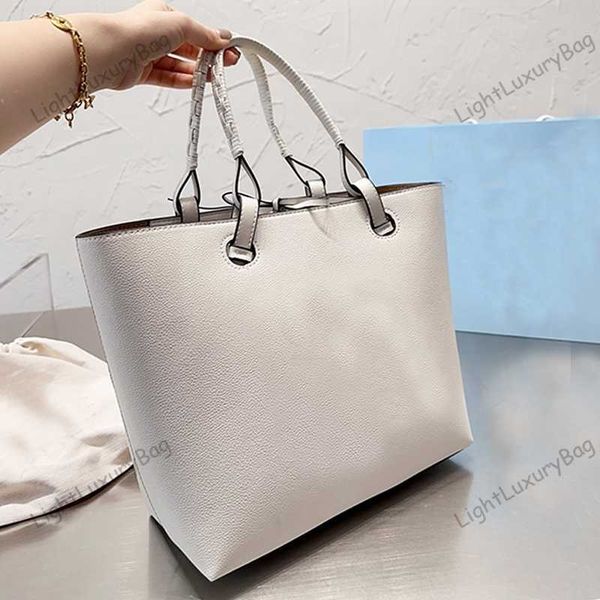 designer new tote for women 2023 new model luxury large capacity shoulder tote leather fashion cross body wallets classic female purses 2305
designer new tote for women 2023 new model luxury large capacity shoulder tote leather fashion cross body wallets classic female purses 2305
