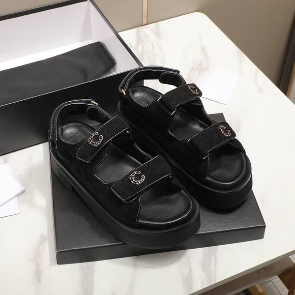 2023 designer beach shoes coachs channel luxury cc women's classic flat sandals summer slide fashion leather slippers x36
2023 designer beach shoes coachs channel luxury cc women's classic flat sandals summer slide fashion leather slippers x36