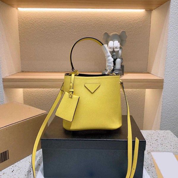 5a quality designer bucket bag fashion cross body bags tote women handbag hasp triangle decoration shoulder bags real leather brand crossbod
5a quality designer bucket bag fashion cross body bags tote women handbag hasp triangle decoration shoulder bags real leather brand crossbod