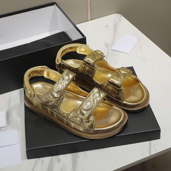 2023 designer beach shoes channel luxury cc women's classic flat sandals summer slide fashion leather slippers x362
2023 designer beach shoes channel luxury cc women's classic flat sandals summer slide fashion leather slippers x362