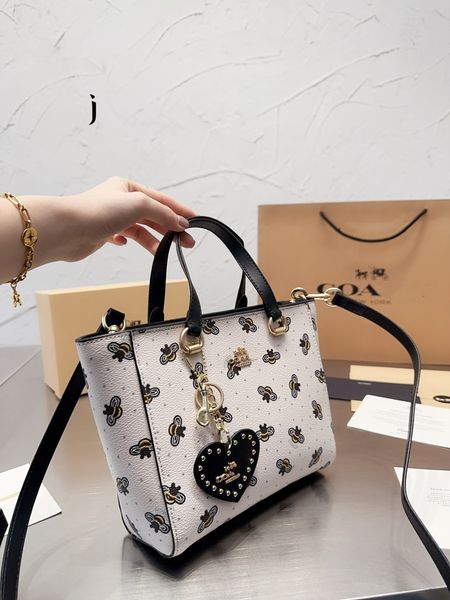 fashion luxury bag women's shoulder bag handbag designer bag ss23 tote shopping bag capacity super large matching gift box
fashion luxury bag women's shoulder bag handbag designer bag ss23 tote shopping bag capacity super large matching gift box