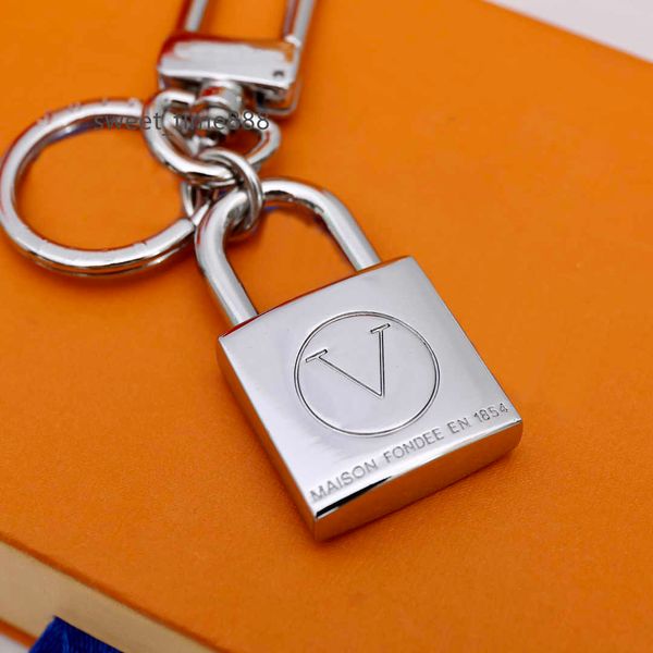 fashion keychain luxury designer silver gold metal key buckle classic letter lock pendant keychains bag keys ornaments, Slivery;golden
fashion keychain luxury designer silver gold metal key buckle classic letter lock pendant keychains bag keys ornaments, Slivery;golden
