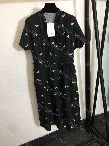 23ss women dresses summer dress womens designer clothing new carriage monogram print bow tucked waist short sleeved dress womens clothing, Black;gray
23ss women dresses summer dress womens designer clothing new carriage monogram print bow tucked waist short sleeved dress womens clothing, Black;gray
