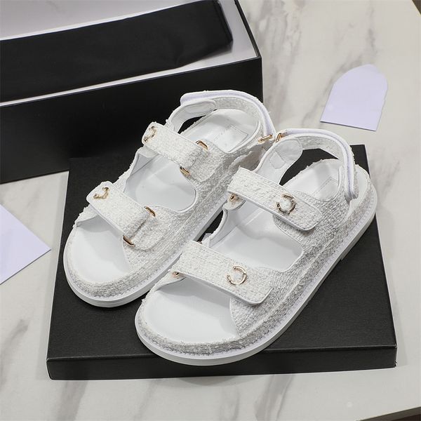 new designer cc beach shoes women sandals luxury slippers fashion leather slides woman casual summer holiday footwear indoor outdoor white
new designer cc beach shoes women sandals luxury slippers fashion leather slides woman casual summer holiday footwear indoor outdoor white