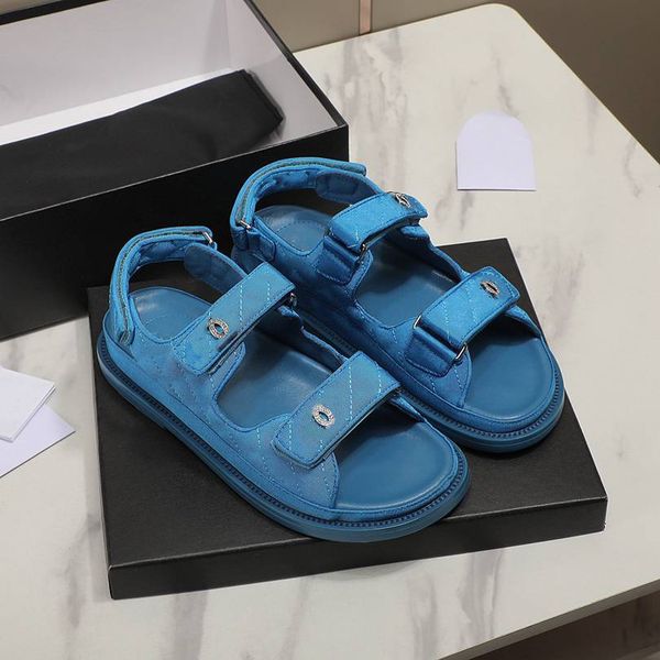 2023 designer beach shoes channel luxury cc women's classic flat sandals summer slide fashion leather slippers x343
2023 designer beach shoes channel luxury cc women's classic flat sandals summer slide fashion leather slippers x343