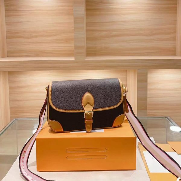 luxurys designers bags women shoulder bags handbag vintage saddle postman handbags large capacity high grade armpit square messenger purse s, Black;red
luxurys designers bags women shoulder bags handbag vintage saddle postman handbags large capacity high grade armpit square messenger purse s, Black;red